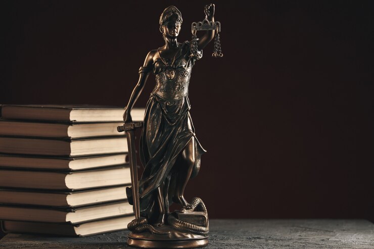 Estátua de bronze da justiça na mesa isolada. Conceito de notário.