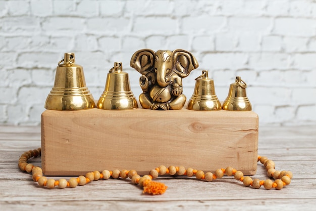 Foto estátua de bronze de lord ganesha hindu deus tulasi rosário para meditação e conjunto de sinos de metal