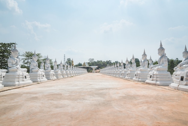 Estátua de Buda branco na Tailândia