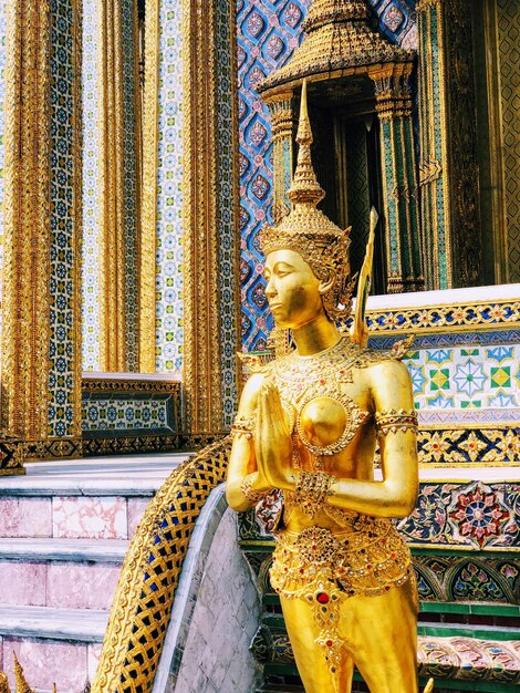 Foto estátua de buda contra o edifício