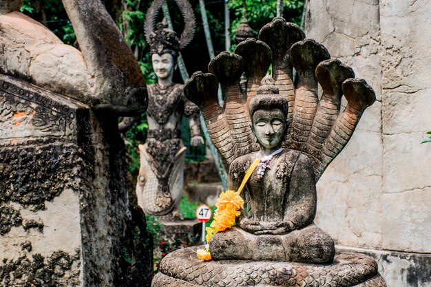 Estátua de Buda de acordo com as crenças budistas e hindus. Localizado no jardim do Buda, Vientiane, Laos.