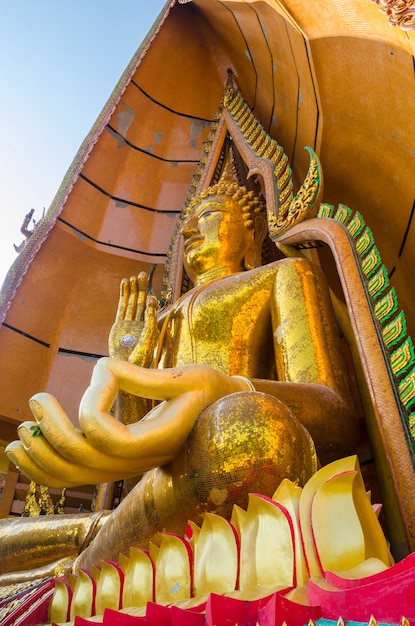 Estátua de Buda de ouro em Wathumsua