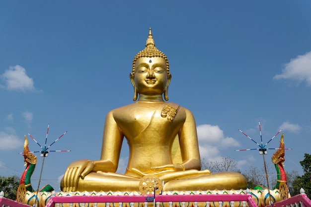 Estátua de Buda de ouro no templo da Tailândia.