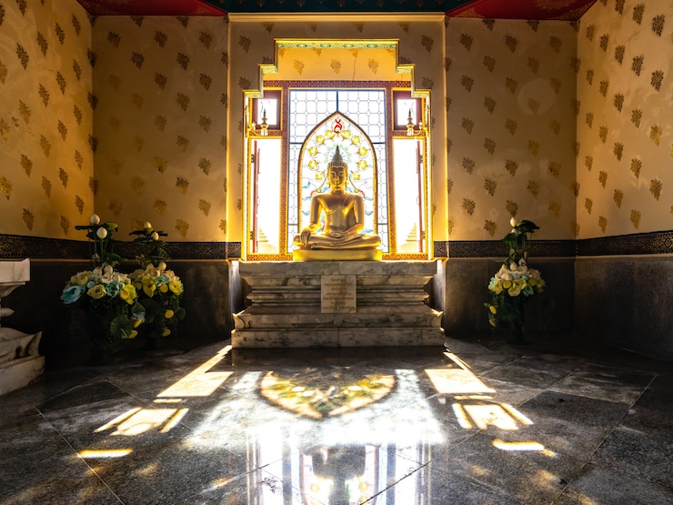 Foto estátua de buda de ouro no templo da tailândia