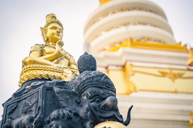 Foto estátua de buda de ouro um templo