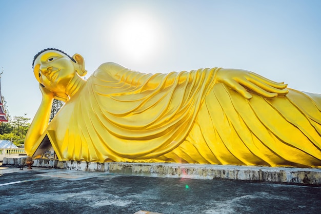 Estátua de Buda deitada feita com fundo de céu azul