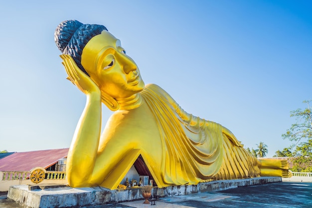 Estátua de Buda deitada feita com fundo de céu azul