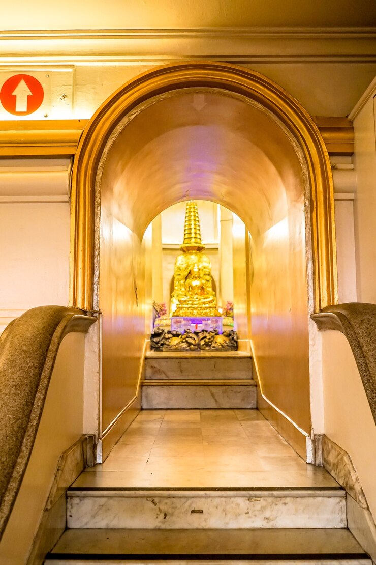 Foto estátua de buda dentro do golden mountaion, bangkok, tailândia.