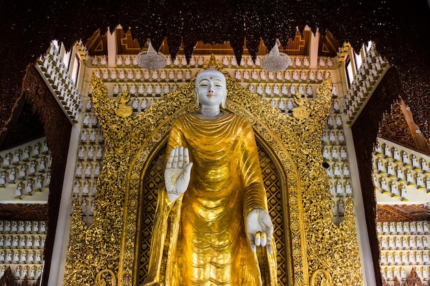 Estátua de Buda dourada no templo birmanês Malásia