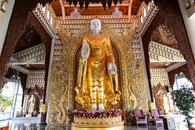 Estátua de Buda dourada no templo budista birmanês Dhammikarama, Penang, Malásia