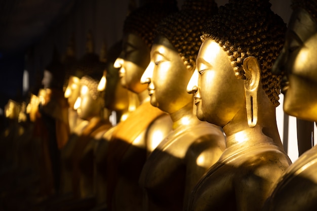 Estátua de buda dourado à luz do sol no templo de wat pra sri mahathat