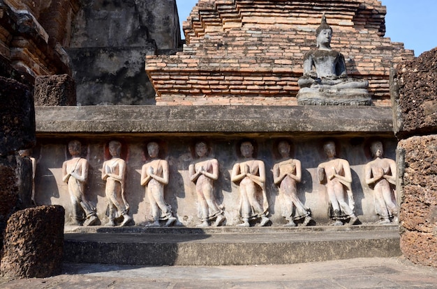 Estátua de Buda e edifício antigo na cidade histórica de Sukhothai e cidades históricas associadas em Sukhothai Tailândia
