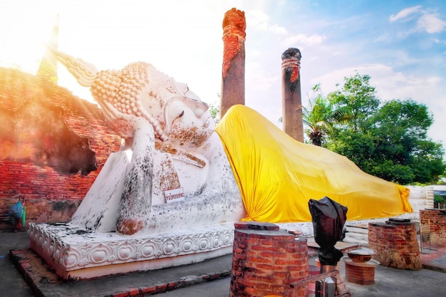 Foto estátua de buda e pagode com luz solar no wat yai chaimongkol, ayutthaya, tailândia