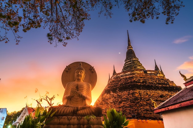 Estátua de Buda e Phra Chedi Luang na língua tailandesa do temploWat Ratchaburana é um templo budista um lugar público É uma grande atração turística em Phitsanulok Tailândia