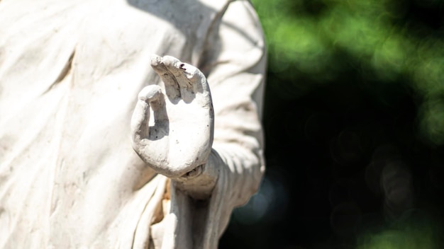 Estátua de Buda em meditação Feche a mão da estátua Buda conceito de budismo ideia de paz mente de prática de estilo de vida em clamness