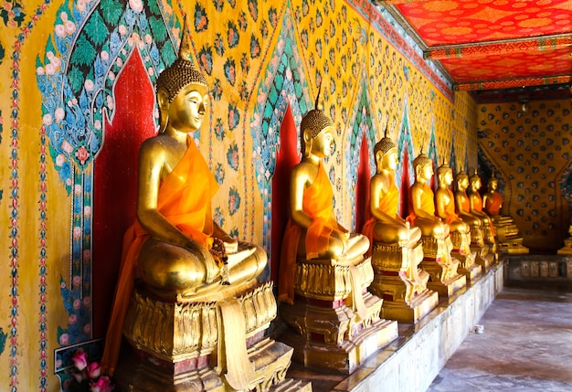 Foto estátua de buda em wat arun, banguecoque, tailândia.