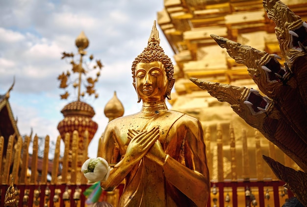 Estátua de Buda em Wat Doi Suthep