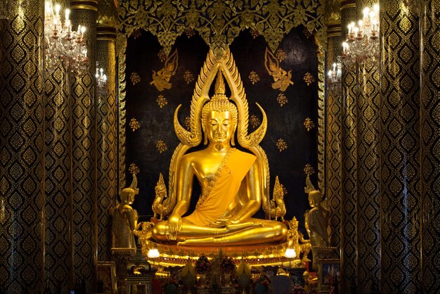 Foto estátua de buda em wat phra sri rattana mahathat templo amphoe mueang phitsanulok phitsanilok tailândia