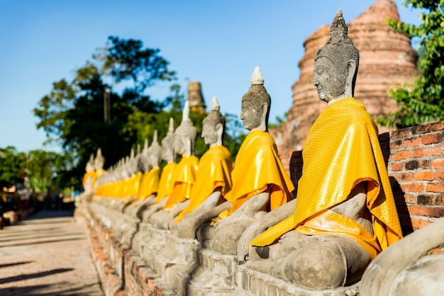 Estátua de buda em wat yai chai mongkhon (phra nakhon si ayutthaya, tailândia.)