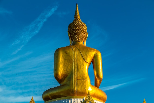 Foto estátua de buda grande dourada