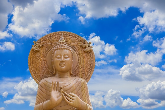 Estátua de buda no céu azul