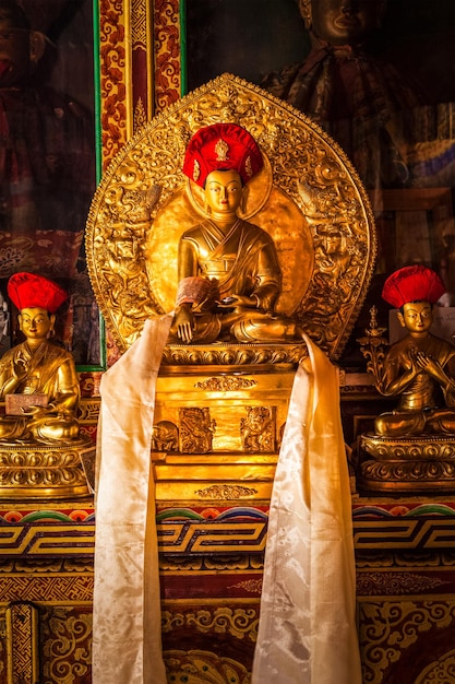 Foto estátua de buda no mosteiro de lamayuru, ladakh, índia