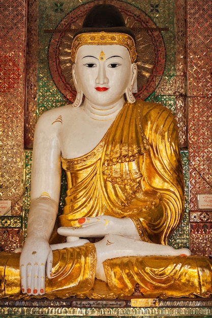 Estátua de Buda no pagode Shwedagon