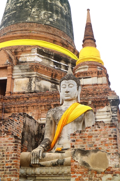 Estátua de Buda no Templo Antigo de Wat Yai Chai Mongkhon no Parque Histórico de Ayutthaya, Tailândia