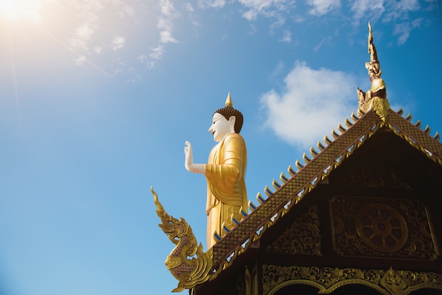 Estátua de Buda no templo, conceito de Visakha Bucha e Makha Bucha Day