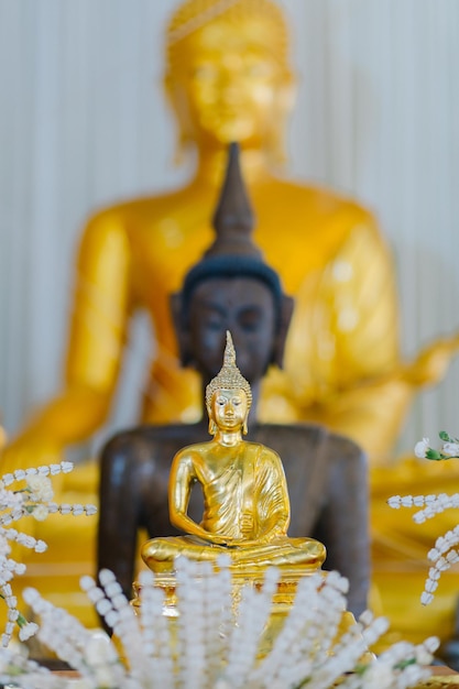 Estátua de Buda no templo tailandês perto da foto Vesak dayMakabuja dayAsalha puja day