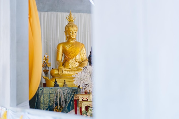 Estátua de Buda no templo tailandês perto da foto Vesak dayMakabuja dayAsalha puja day
