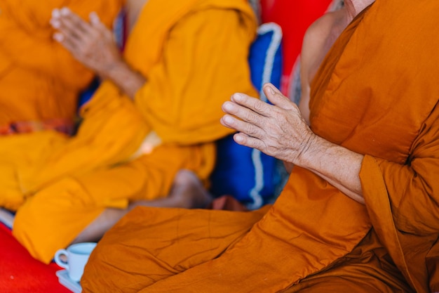 Estátua de Buda no templo tailandês perto da foto Vesak dayMakabuja dayAsalha puja day