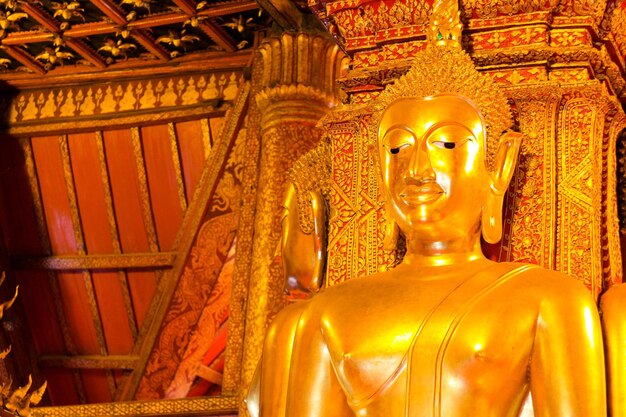 Foto estátua de buda no templo