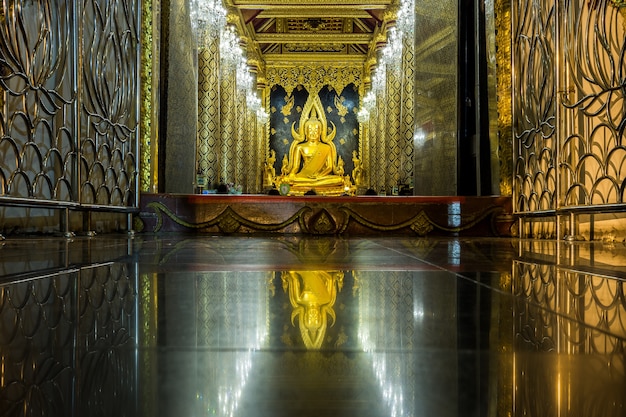 Estátua de Buda no Wat Phra Si Rattana Mahathat