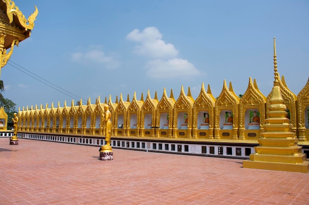 Estátua de Buda para tailandeses e viajantes estrangeiros visitam e respeitam a bênção de oração com santo no templo budista Wat Chaiyasitthawat em Pathumthani em 5 de março de 2022 em Pathum Thani Tailândia