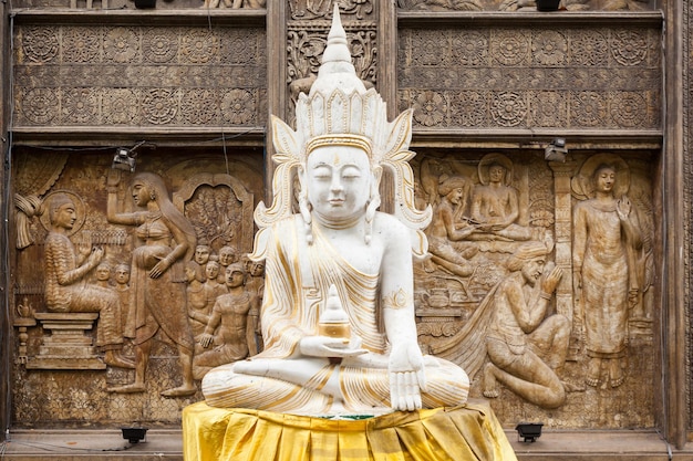 Foto estátua de buda perto do templo de gangaramaya em colombo, sri lanka. o templo gangaramaya é um templo budista com uma arquitetura mista eclética.