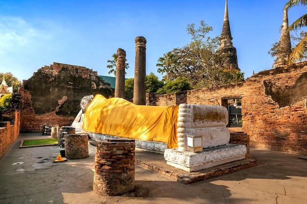 Estátua de buda reclinada em wat yai chai mongkhon ayutthaya tailândia