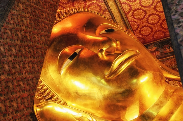 Estátua de buda reclinado em ouro. wat pho, bangkok, tailândia.