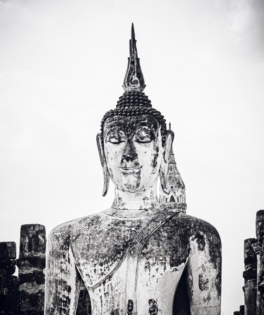 Estátua de buda sukhothai tailândia estátua antiga de buda no parque histórico de sukhothai templo mahathat tailândia patrimônio da unesco sudeste da ásia