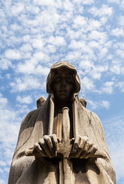 Estátua de cemitério na Itália, feita de pedra - mais de 100 anos