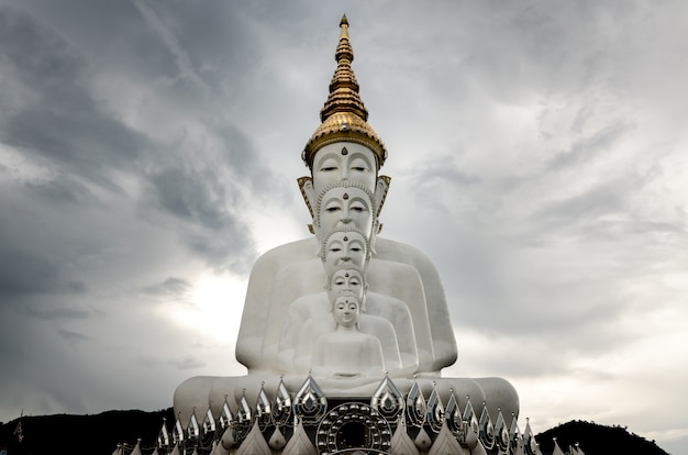 Estátua de cinco Buda em Wat Phra That Pha Kaew, província de Petchabun, Tailândia