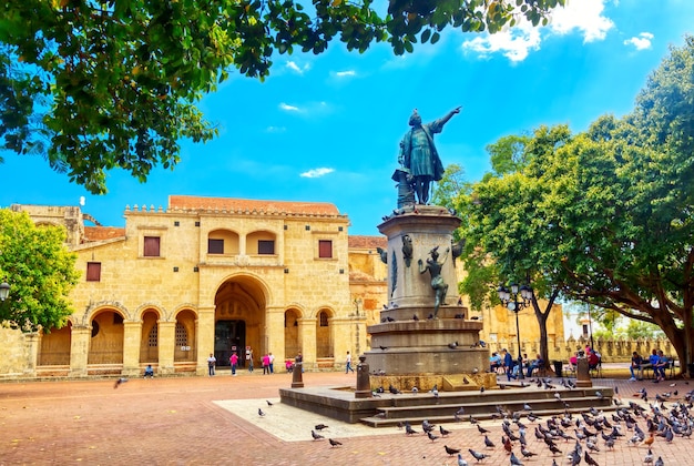 Estátua de Colombo e a Catedral Basílica de Santa Maria la Menor na zona colonial de Santo Domingo. Parque Colon.