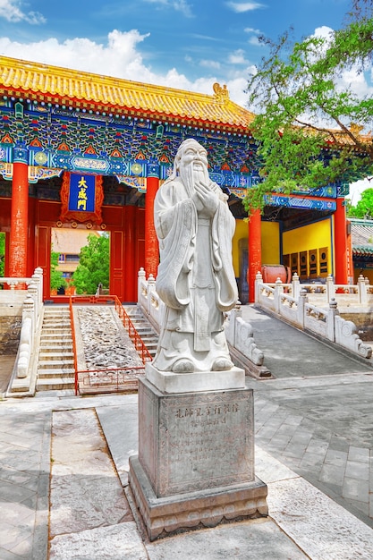 Estátua de Confúcio, o grande filósofo chinês no Templo de Confúcio em Pequim. China.