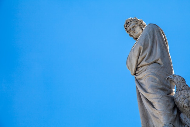 Estátua de Dante em frente à igreja de Santa Croce - Florença, Itália