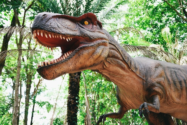 Estátua de dinossauro no parque florestal, tyrannosaurus rex