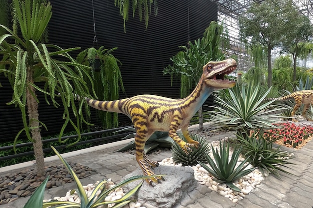 Estátua de dinossauros no jardim botânico