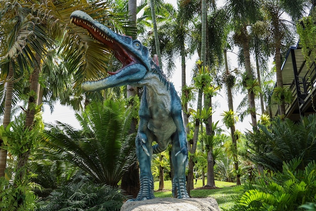 Estátua de dinossauros no jardim botânico