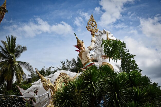 Foto estátua de divindade deus ou deusa montando um cavalo no templo de wat chai chumphon chana songkhram