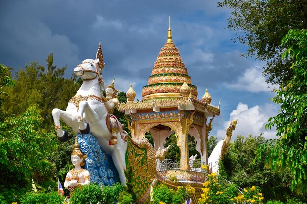 Foto estátua de divindade deus ou deusa montando um cavalo no templo de wat chai chumphon chana songkhram