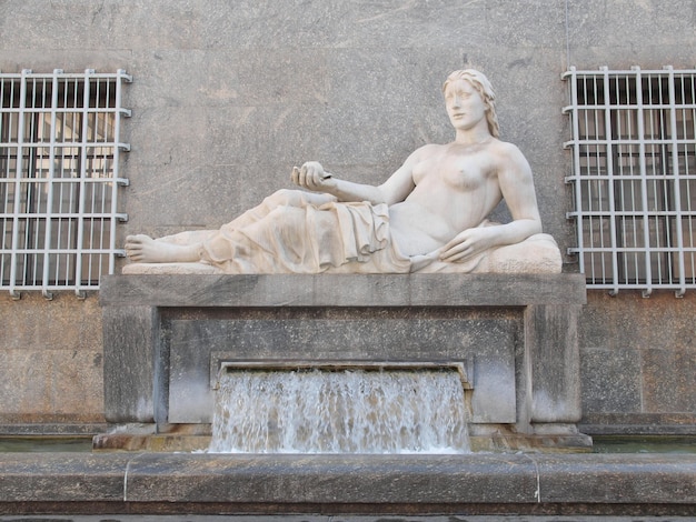 Estátua de Dora Turim